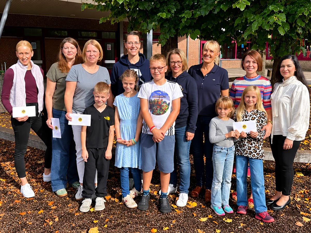 Kristin Hoffmann (Präsidentin) und Andrea van der Werp (Past-Präsidentin) übergeben Spende an die Fördervereine von vier Rotenburger Grundschulen.